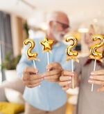 couple holding 2022 new years mini balloons